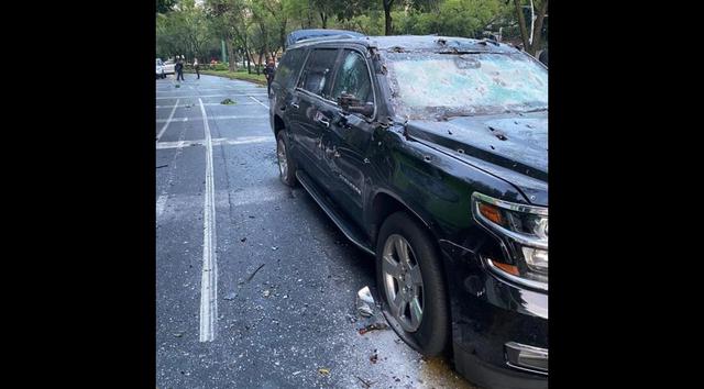 Así quedó una camioneta en el lugar donde se atentó contra el jefe de Seguridad de la Ciudad de México, Omar García Harfuch. (EFE).