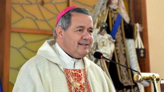 Chile: El cura que asumió como obispo entre insultos (VIDEOS)