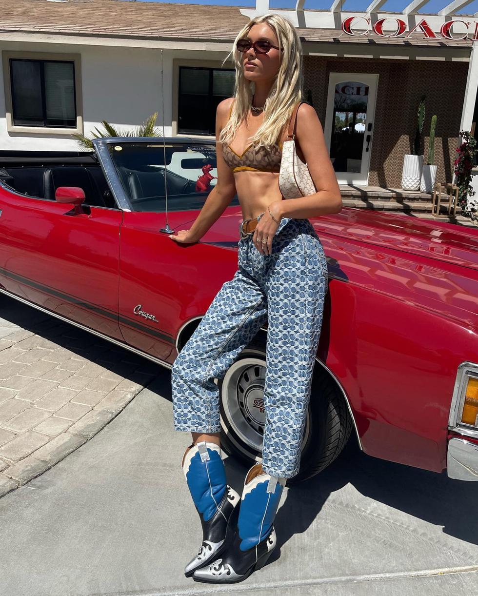 La modelo y ángel de Victoria’s Secret apostó por un look completo de la marca neoyorkina de lujo Coach. Lució un top de bikini, unos jeans estampados y unas botas vaqueras en color azul.
(Foto: IG @hoskelsa)