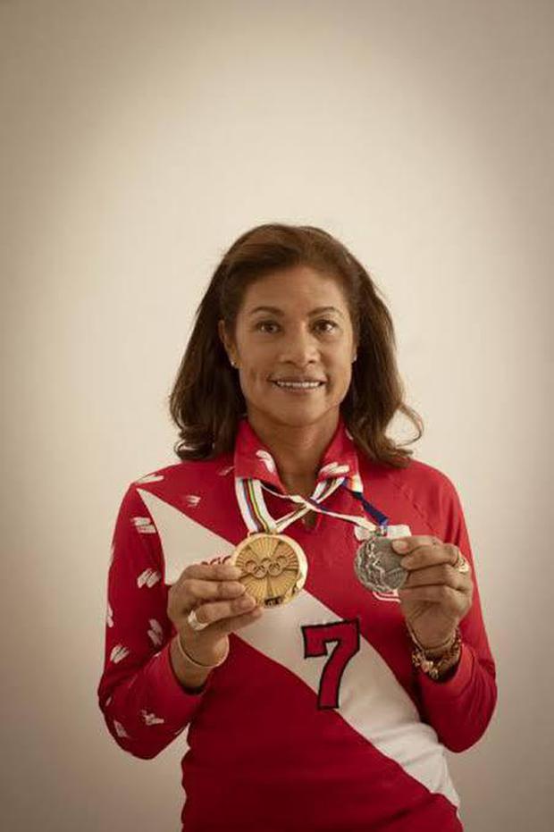 La Zurda de Oro, con sus medallas logradas con la selección peruana de vóley. (Foto: Archivo El Comercio)