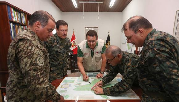 El titular de Defensa se reunió a su llegada con representantes de las instituciones armadas en Iquitos. (Foto: Andina)