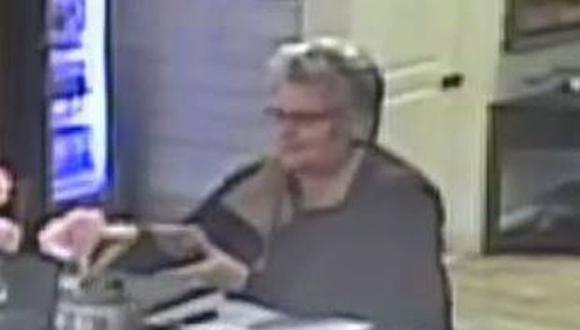 Esta anciana que robaba propinas se convirtió en un viral de Facebook en Massachusetts, Estados Unidos.