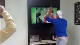 Brasileño estresado rompe su televisor en la tanda de penales