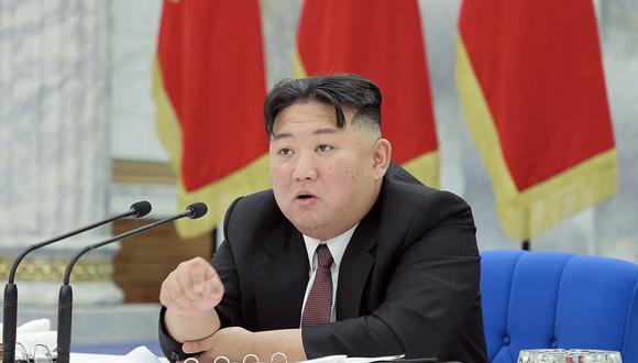El líder de Corea del Norte, Kim Jong Un, asiste a la 12.ª reunión del Politburó del 8.º mandato del Partido de los Trabajadores de Corea en el Comité Central del Partido en Pyongyang. (Foto de KCNA VIA KNS / AFP)