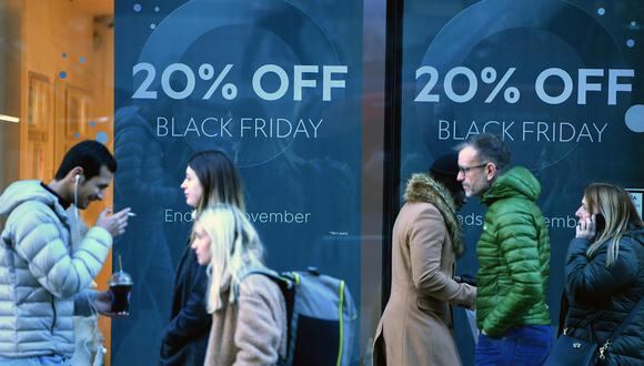 Compradores en Oxford Street en la víspera del Black Friday, en Londres, Gran Bretaña, el 25 de noviembre de 2021. (EFE / EPA / NEIL HALL).