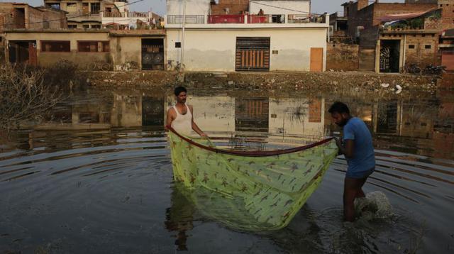 India: Inundaciones dejan 300 muertos y 6 mlls de damnificados - 3
