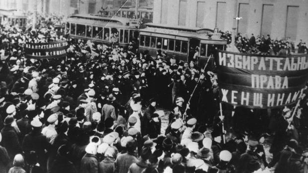 En 1917 en Rusia, miles de mujeres se lanzaron a las calles contra la guerra, una protesta que desembocó en la revolución y marcó la fecha del Día Internacional de la Mujer. (Foto: Getty Images, vía BBC Mundo). 

