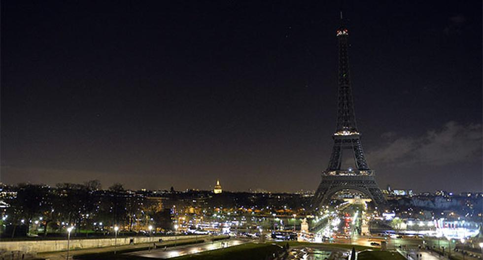 La Torre Eiffel apagó sus luces en señal de duelo. (Foto: EFE)