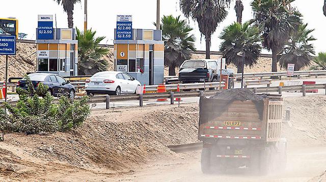 Los camiones y motos van sin ley por las autopistas de Lima - 1