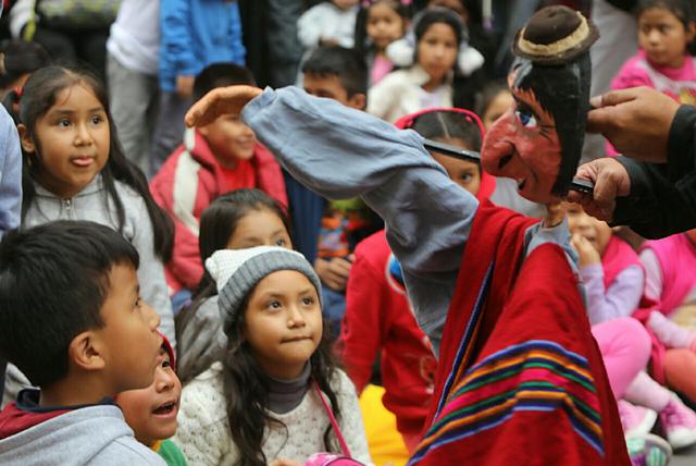 El Pasaje Santa Rosa, en el Cercado de Lima, fue el escenario donde decenas de niños disfrutaron de obras de teatro con títeres. (Fotos: Difusión)