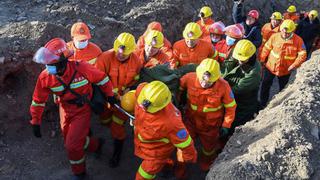 Rescatan a 20 mineros de mina inundada en China | VIDEO