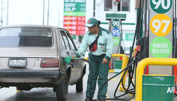 Según Petroperú, los precios de los combustibles en sus estaciones de servicio se encuentran en promedio entre S/. 0.94 y S/. 1.11 por galón. (Foto: GEC)