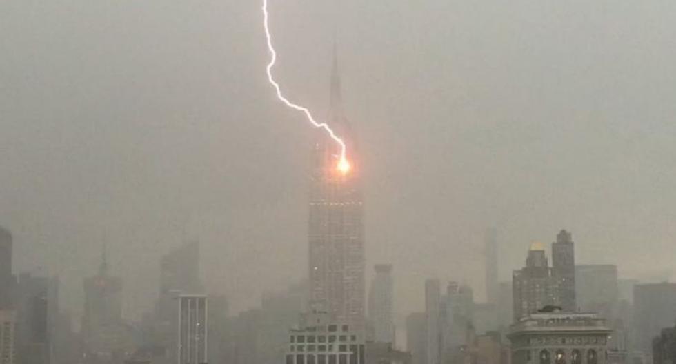 As&iacute; fue el impacto de un rayo en el Empire State la tarde del lunes 25 de julio (Instagram)