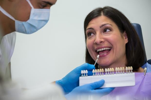 Los tratamientos de rehabilitación oral pueden incluir prótesis dentales, implantes dentales, restauraciones dentales, ortodoncia, cirugía maxilofacial y otras técnicas para restaurar la funcionalidad y estética de la boca.