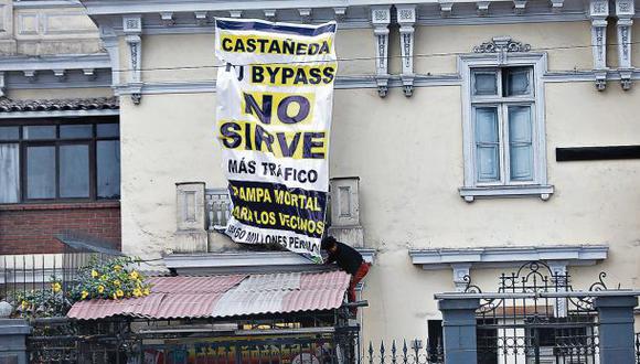 Roban carteles que critican el 'by-pass' de 28 de Julio