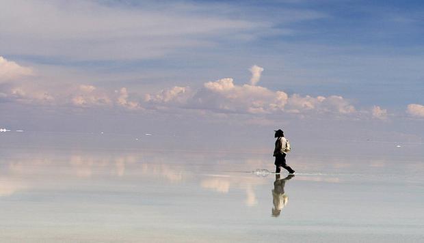 Si caminas en el Salar de Uyuni, parecerá que estás frente a un espejo gigante. (Foto: Flickr)