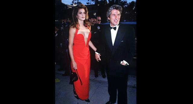 En 1991, Cindy Crawford lució un vestido rojo de infarto de la marca Versace. Ella estuvo acompañada por su entonces pareja Richard Gere. (Foto: pinterest)