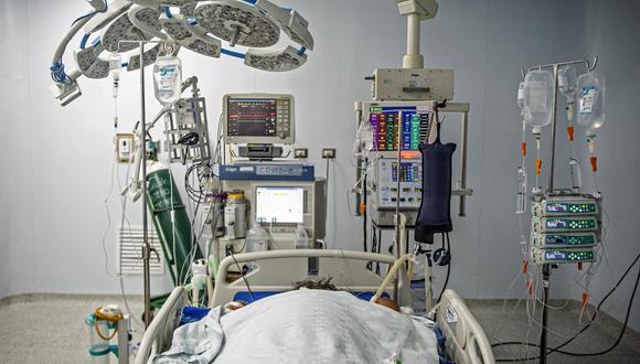 Un paciente COVID-19 en el Hospital Sabogal Sologuren en julio de 2020. (Foto: ERNESTO BENAVIDES / AFP)