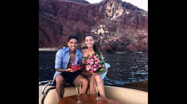 El jugador del Barcelona, Dani Alves, y su novia Joana Sanz.. (Foto: Redes Sociales)