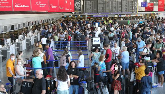 Los pasajeros esperan en el aeropuerto de Frankfurt (Alemania), el 27 de julio de 2022, después de que los empleados de la aerolínea Lufthansa entraran en huelga.  Foto: Daniel ROLAND / AFP