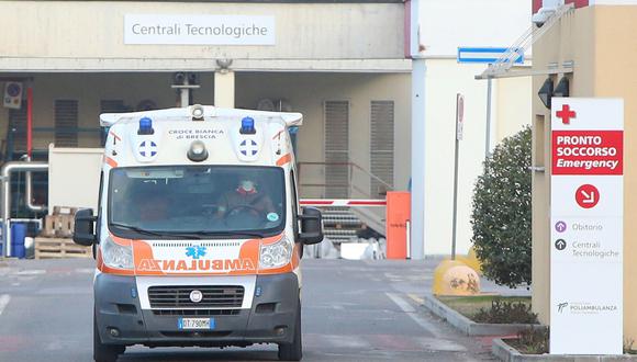 Una ambulancia transita cerca de un hospital de Brescia, en el norte de Italia, donde hay numerosos casos de coronavirus. (EFE/EPA/FILIPPO VENEZIA).