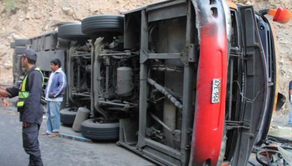 Áncash: caída de bus a un abismo dejó 3 muertos y 17 heridos