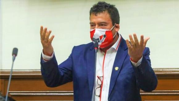 El congresista representante de Arequipa aseguró que su alejamiento de la agrupación parlamentaria responde a “motivos personales”. (Foto: AP)