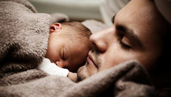 Lo ideal es que el bebé duerma en la habitación junto a sus padres. (Foto: Pixabay)
