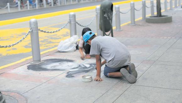 En el Centro de Lima se puede encontrar a menores que dibujan en el suelo y piden dinero a los transeúntes. Según la fiscalía , algunos son captados por tratantes de personas. (Foto: Anthony Niño de Guzmán)