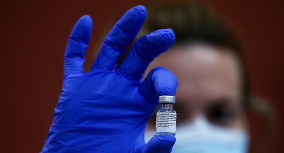 Estudio indica que vacuna de Pfizer es efectiva ante variante británica del coronavirus. (Foto: EFE)