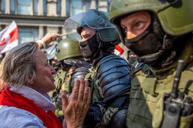 Una manifestante habla con un militar bielorruso mientras los partidarios de la oposición se manifiestan para protestar contra los resultados de las elecciones presidenciales que le dieron el triunfo a Alexander Lukashenko. (Foto: TUT.BY / AFP).