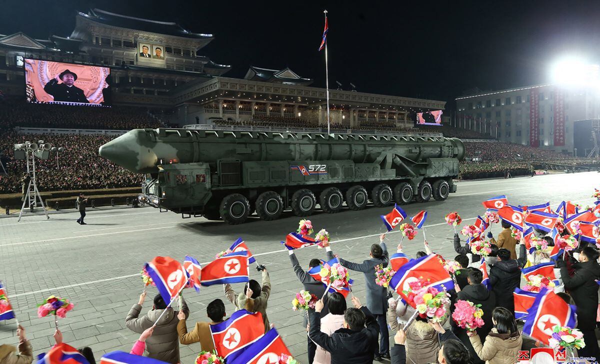 El desfile militar se realizó ante el júbilo de los militares presentes, del público invitado y bajo la atenta mirada del líder norcoreano, Kim Jong Un (Foto: STR / KCNA VIA KNS / AFP)