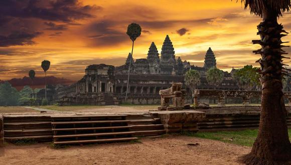 Angkor Wat, Camboya. Sus famosos templos y naturaleza lo hacen uno de los más grandes atractivos de Asia. “Al atardecer, la ciudad sagrada se torna dorada, y al alba, las torres surgen de la oscuridad y el lago refleja los suaves colores de la mañana