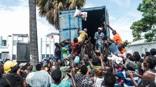 Saquean cuatro camiones que transportaban ayuda en una carretera de Haití | FOTOS