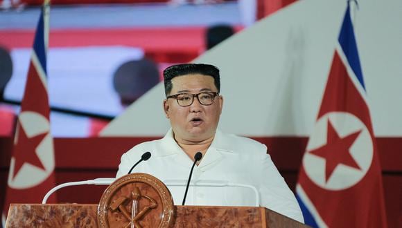 El líder norcoreano Kim Jong Un pronuncia un discurso en el 69 aniversario de la victoria en la Guerra de Corea en Pyongyang. (Foto: KCNA VIA KNS / AFP)