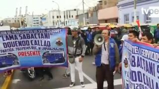 Mototaxistas del Callao protestan en el frontis del municipio contra la informalidad