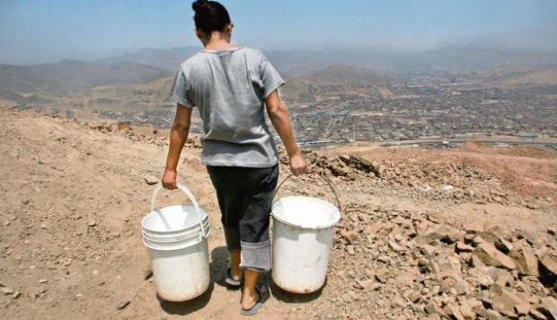 El servicio de agua potable no es universal. Hay familias que dependen del abastecimiento de agua mediante camiones o cisternas. (Foto: El Comercio)