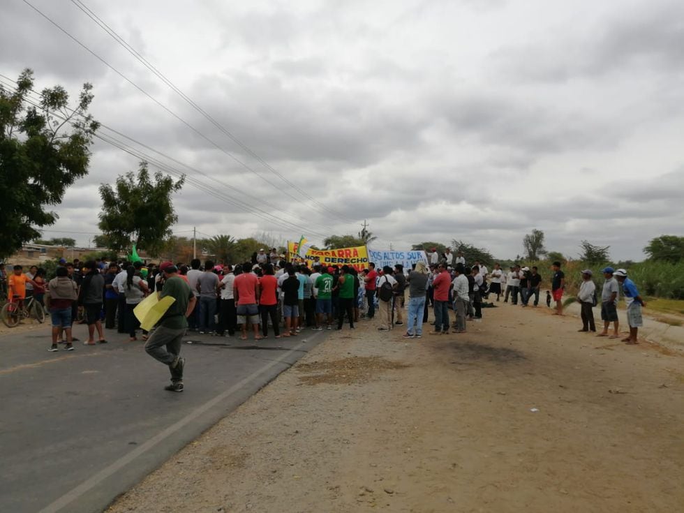Los protestantes han bloqueado las principales vías de acceso y salida a la ciudad, con piquetes, llantas quemadas y grupos humanos que impiden el tránsito. (Foto: Ralph Zapata)