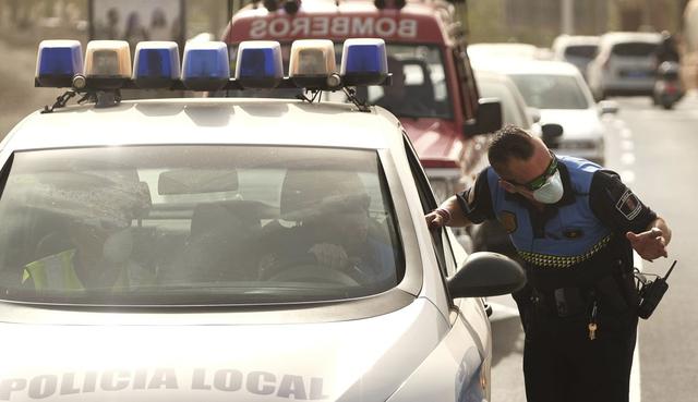 Imagen de efectivos de la policía española patrullando el frontis del hotel H10 Costa Adeje Palace en Tenerife, Islas Canarias. (AP).