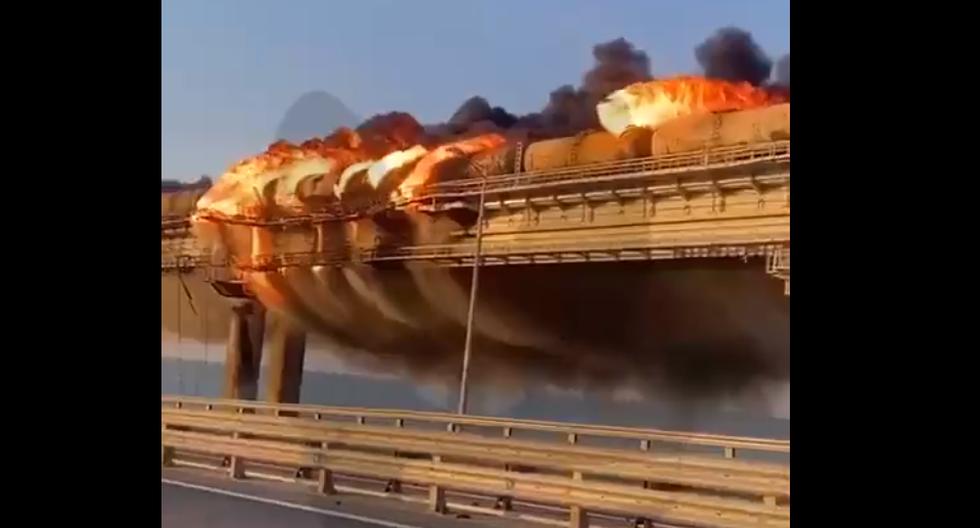 El puente de Crimea en llamas tras la explosión de un camión bomba. (Captura de video).