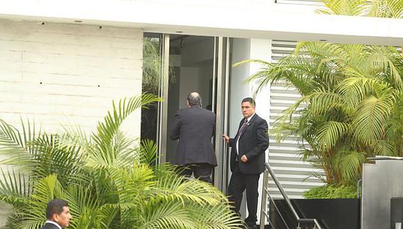 Pedro Olaechea se hizo presente en el domicilio de la presidenta encargada por el Congreso. (Foto: Alessandro Currarino/ GEC)