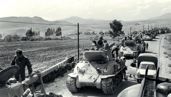 Una unidad de tanques israelí se forma para un contraataque contra Siria en los Altos del Golán el 8 de octubre de 1973 durante la Guerra Árabe-Israelí. (Foto de DAVID RUBINGER / GPO / AFP)