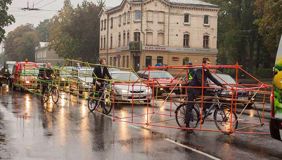 Ciclistas transforman sus bicicletas en carros