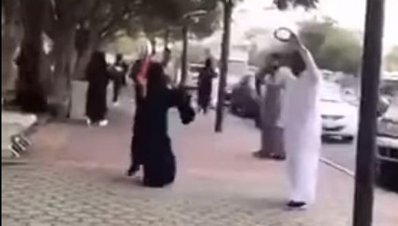 YouTube: Arabia Saudí ordena detener a 2 jóvenes por bailar en la calle.
