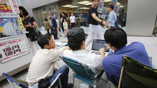 Japoneses hacen cola a nueve días del inicio de la venta del iPhone 5S