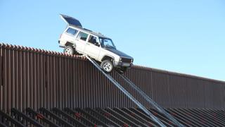 Narcotraficantes mexicanos usan rampa para cruzar valla fronteriza a EE.UU.