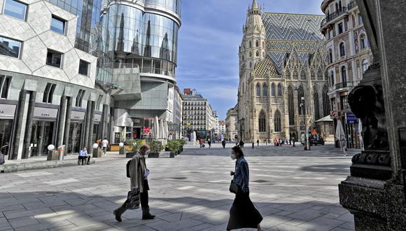 La gente camina por la plaza Stephansplatz en Viena, Austria, el 1 de abril de 2021, en medio de la pandemia de coronavirus. (HERBERT NEUBAUER / APA / AFP).