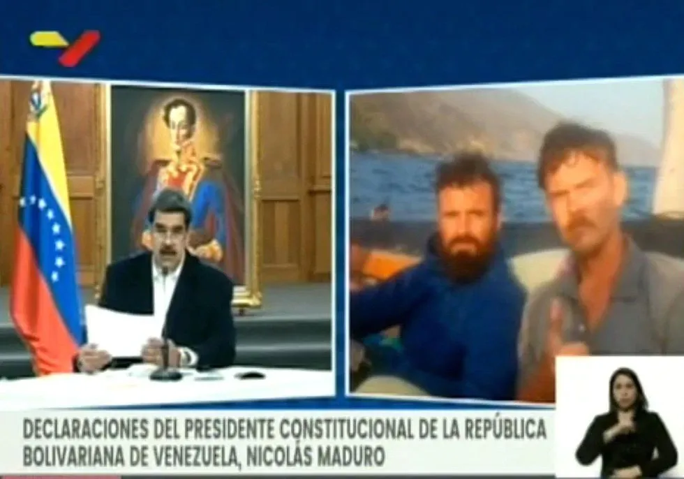 Captura tomada del canal VTV de la televisión venezolana que muestra al presidente de Venezuela, Nicolás Maduro, junto a los retratos de los estadounidenses Airan Berry y Luke Denman. (EFE/VTV).