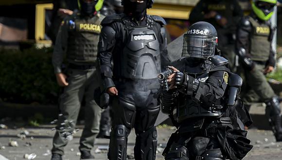 Policías de Colombia chocan con manifestantes durante una protesta contra el gobierno en Cali, el 4 de junio de 2021. (Foto de Luis ROBAYO / AFP).