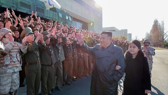El  líder de Corea del Norte, Kim Jong Un (segundo der.) y su hija (der.) felicitando a los soldados que contribuyeron al lanzamiento de prueba del nuevo avión intercontinental. (Foto de KCNA VIA KNS / AFP)